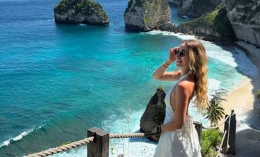 Diamond Beach Nusa Penida with white sand, turquoise water, and dramatic limestone cliffs.