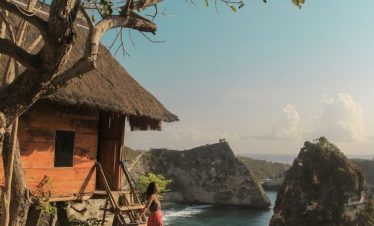 Rumah Pohon Molenteng Nusa Penida overlooking the ocean and coastal cliffs.