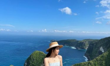 Paluang Cliff Nusa Penida with panoramic views of Kelingking Beach and spectacular cliffs overlooking the Indian Ocean.