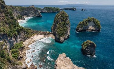 Raja Lima Nusa Penida viewpoint overlooking small islands and turquoise ocean.