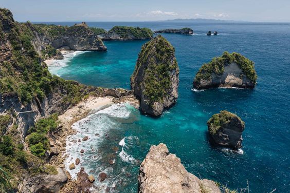 Raja Lima Nusa Penida viewpoint overlooking small islands and turquoise ocean.