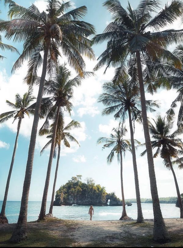 Crystal Bay Nusa Penida with white sand, clear sea water, and tropical beach views.