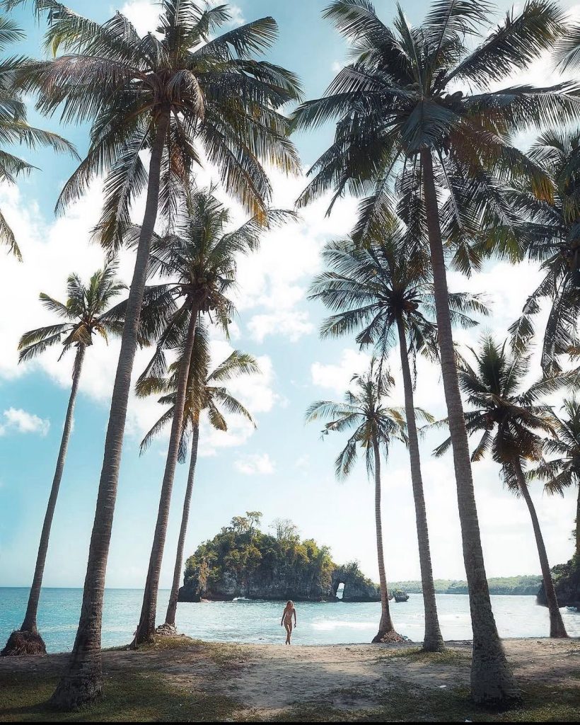 Crystal Bay Nusa Penida with white sand, clear sea water, and tropical beach views.